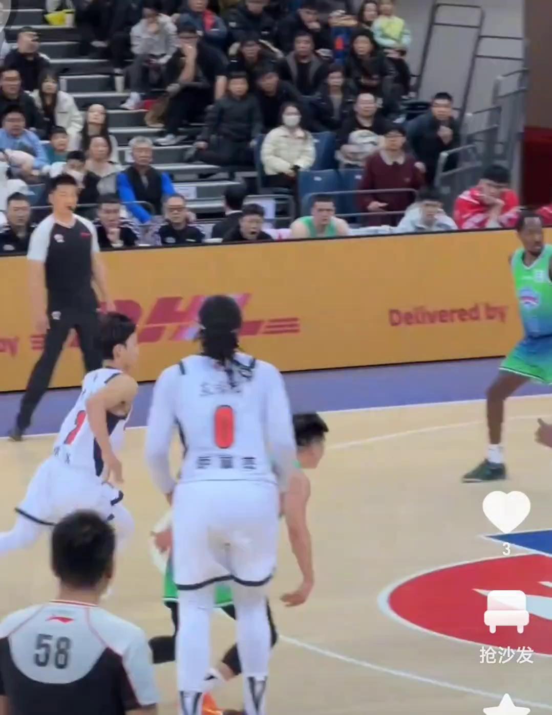 英雄联盟官方直播-CBA季后赛倒计时，广东宏远转会期门线救险，细节引发关注，质疑声仍在，更衣室氛围转暖(广东宏远深夜消息)